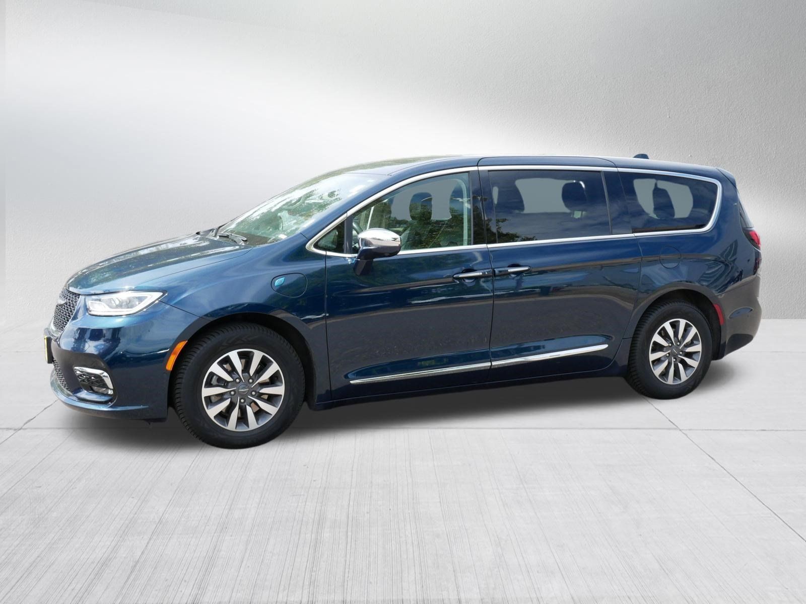 Used 2022 Chrysler Pacifica Limited w/ Uconnect Theater Family Group FWD image 8
