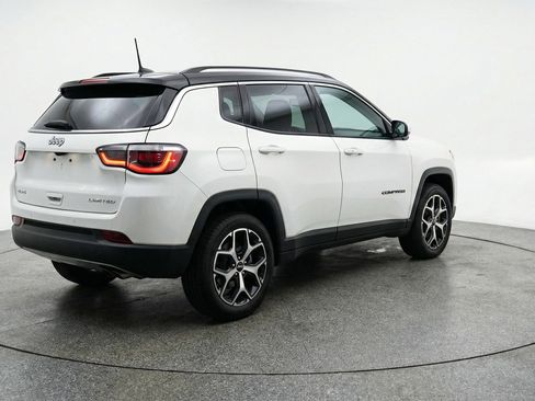 Used 2025 Jeep Compass Limited image 9