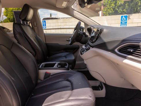 Used 2024 Chrysler Pacifica Limited FWD image 34