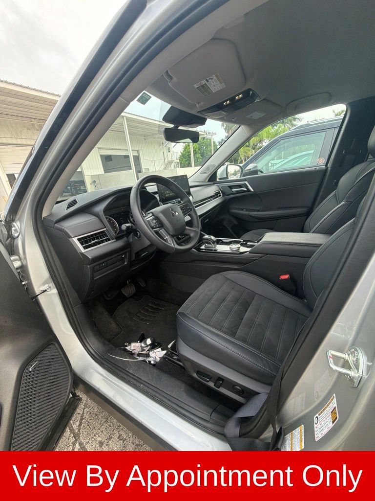 Used 2025 Mitsubishi Outlander SE AWD/4WD image 5