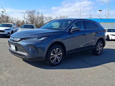 Used 2024 Toyota Venza LE image 3