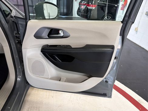 Used 2022 Chrysler Pacifica Touring-L FWD image 26