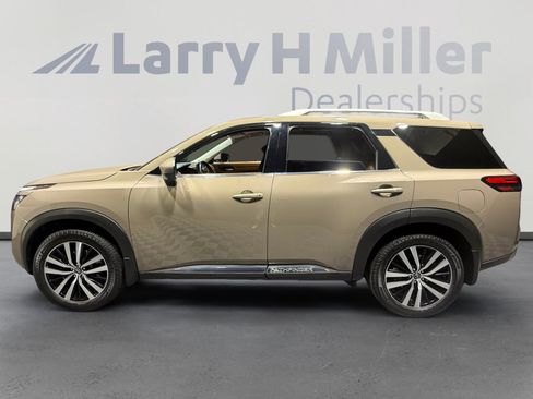 Certified 2024 Nissan Pathfinder Platinum w/ Cargo Package AWD/4WD image 2