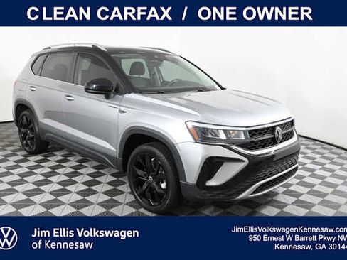 Used 2023 Volkswagen Taos SE w/ Panoramic Sunroof Package FWD image 1