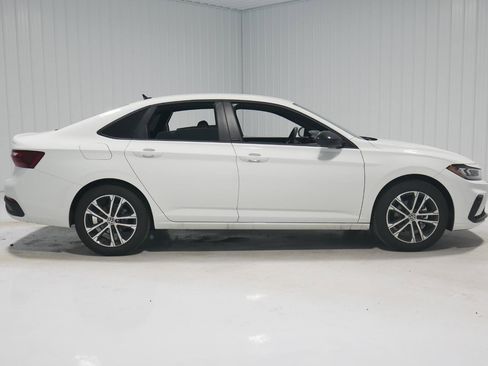 Used 2025 Volkswagen Jetta Sport image 4