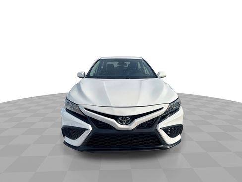 Used 2021 Toyota Camry SE image 3
