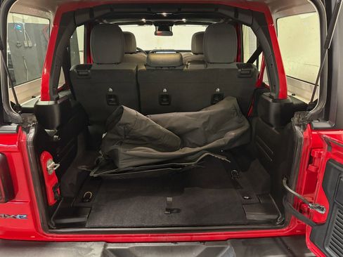 Used 2024 Jeep Wrangler Unlimited image 10