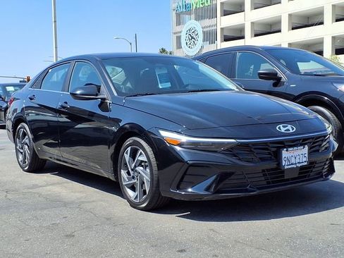 Certified 2024 Hyundai Elantra SEL w/ Convenience Package FWD image 3