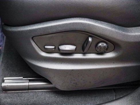 Used 2025 Porsche Cayenne image 25