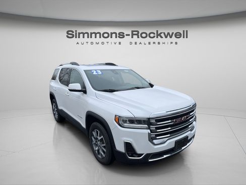 Used 2023 GMC Acadia SLT w/ Preferred Package image 3