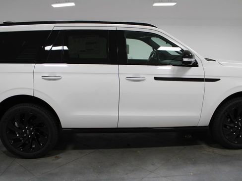 New 2025 Lincoln Navigator Reserve w/ Jet Appearance Package AWD/4WD image 10