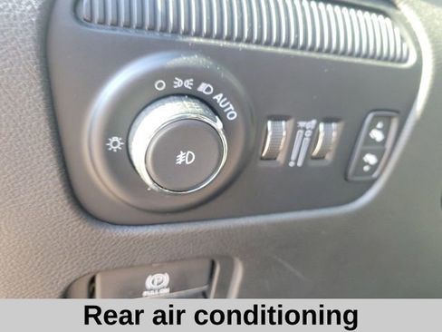 Used 2024 Jeep Wagoneer L Series II RWD image 7
