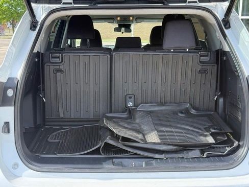 Used 2022 Toyota Highlander LE AWD/4WD image 9