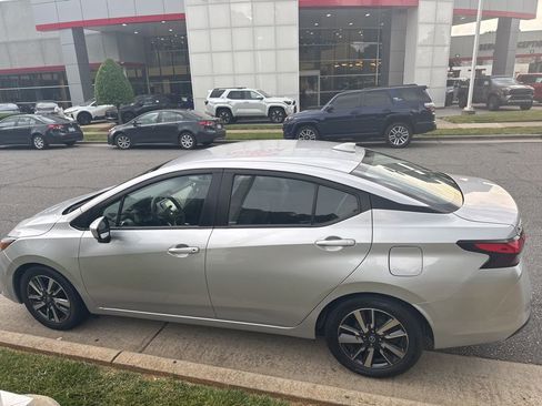 Used 2021 Nissan Versa SV FWD image 7