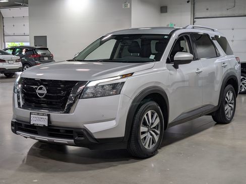 Used 2025 Nissan Pathfinder SL AWD/4WD image 3
