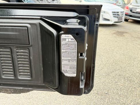 Used 2019 Jeep Wrangler Unlimited Sahara w/ Dual Top Group AWD/4WD image 37