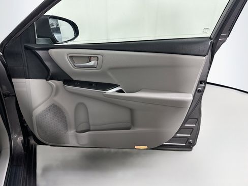 Used 2016 Toyota Camry LE FWD image 29