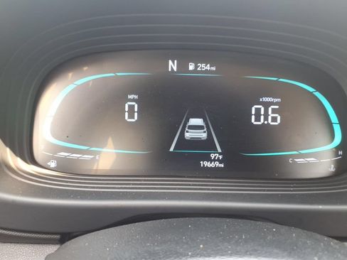 Used 2025 Hyundai Venue SE FWD image 19