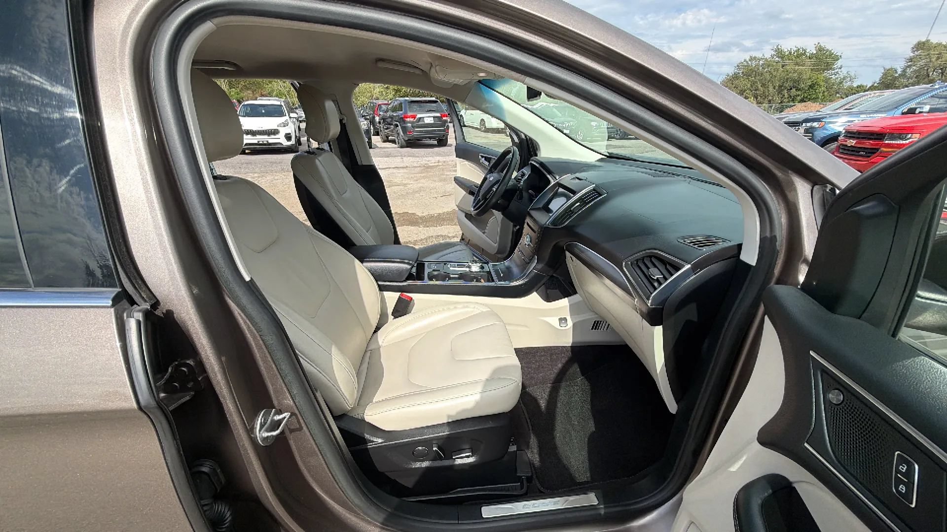Used 2019 Ford Edge Titanium FWD image 3