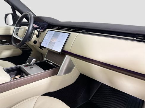 Certified 2025 Land Rover Range Rover SE image 31