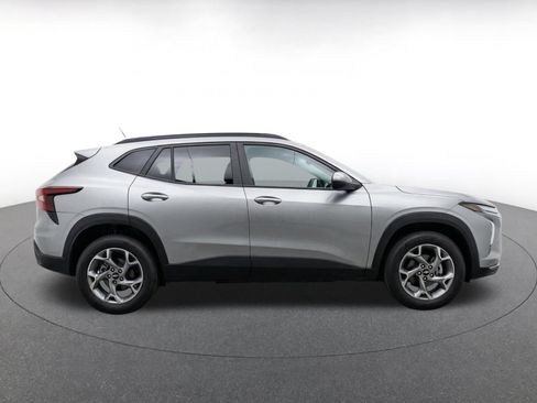Used 2025 Chevrolet Trax LT FWD image 13