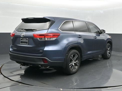 Used 2018 Toyota Highlander LE AWD/4WD image 7