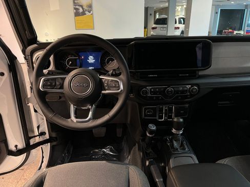 Used 2025 Jeep Wrangler Unlimited Sahara AWD/4WD image 34