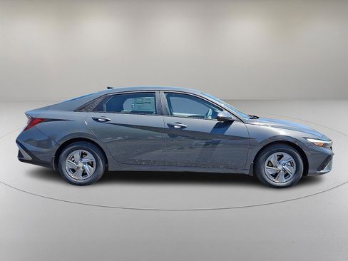 New 2025 Hyundai Elantra SE image 8