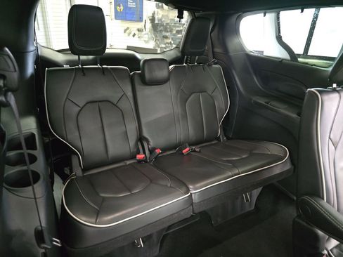 Certified 2025 Chrysler Pacifica Limited FWD image 12