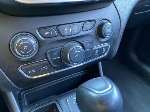 Used 2020 Jeep Cherokee Latitude Plus FWD image 68