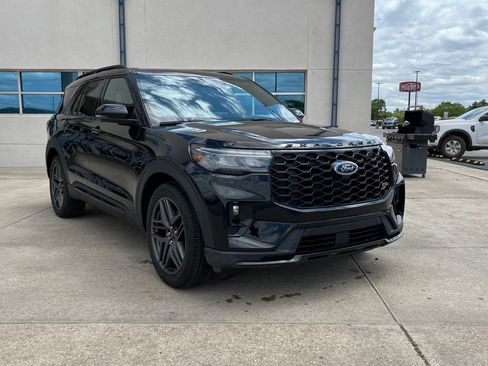 Used 2025 Ford Explorer ST AWD/4WD image 3
