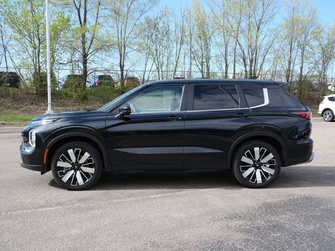 Used 2025 Mitsubishi Outlander SE AWD/4WD image 3