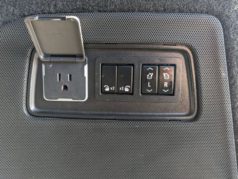 Used 2022 Cadillac Escalade Premium Luxury image 42