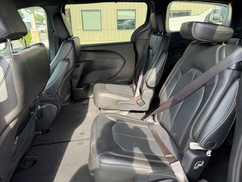Used 2023 Chrysler Pacifica Touring-L w/ S Appearance Package FWD image 8