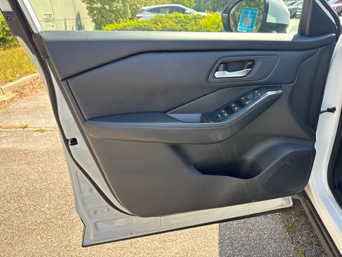 Used 2025 Nissan Rogue SV image 10