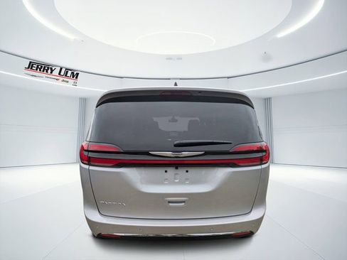 New 2026 Chrysler Pacifica Select FWD image 4