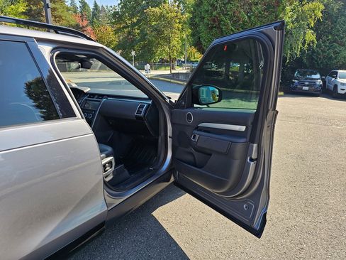 Used 2020 Land Rover Discovery Landmark image 29