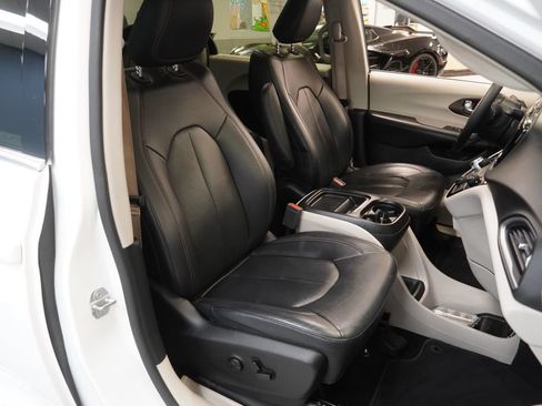 Used 2018 Chrysler Pacifica Touring-L w/ Premium Audio Group FWD image 24