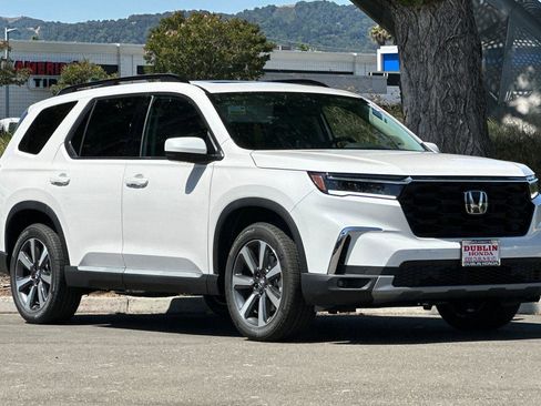 New 2025 Honda Pilot Touring image 2
