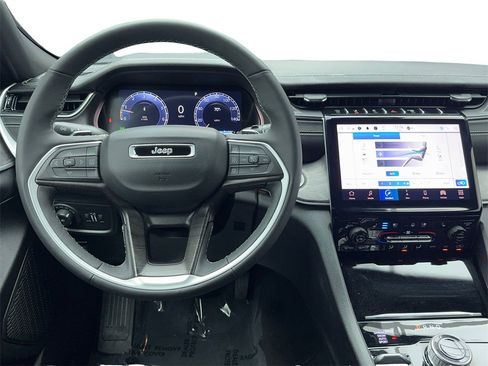 Used 2024 Jeep Grand Cherokee L Limited w/ Luxury Tech Group II image 18