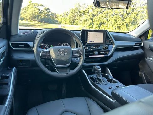 Certified 2025 Toyota Highlander XLE image 12
