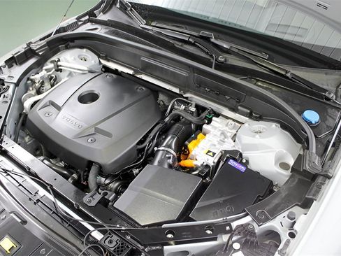 Certified 2025 Volvo XC60 T8 Ultra w/ Protection Package Premier image 34