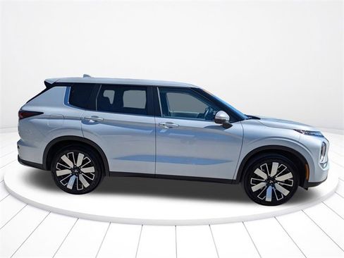 New 2025 Mitsubishi Outlander SE image 3