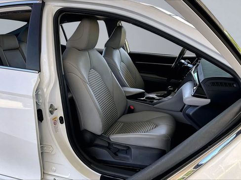 Used 2019 Toyota Camry SE w/ Convenience Package FWD image 25