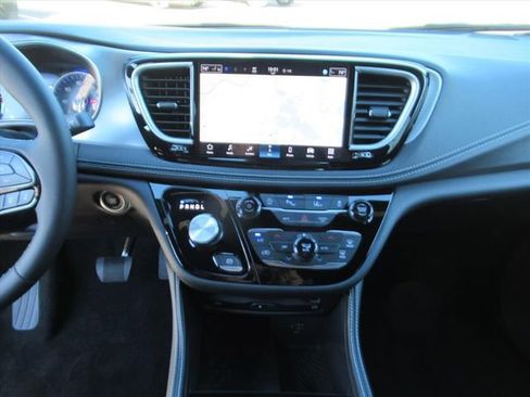 New 2026 Chrysler Pacifica Limited w/ Uconnect Theater Family Group FWD image 21