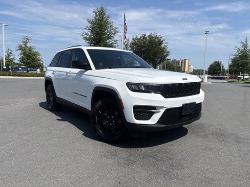Used 2025 Jeep Grand Cherokee Altitude AWD/4WD image 2