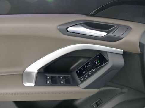 Used 2025 Audi Q5 Premium w/ Convenience Package image 11