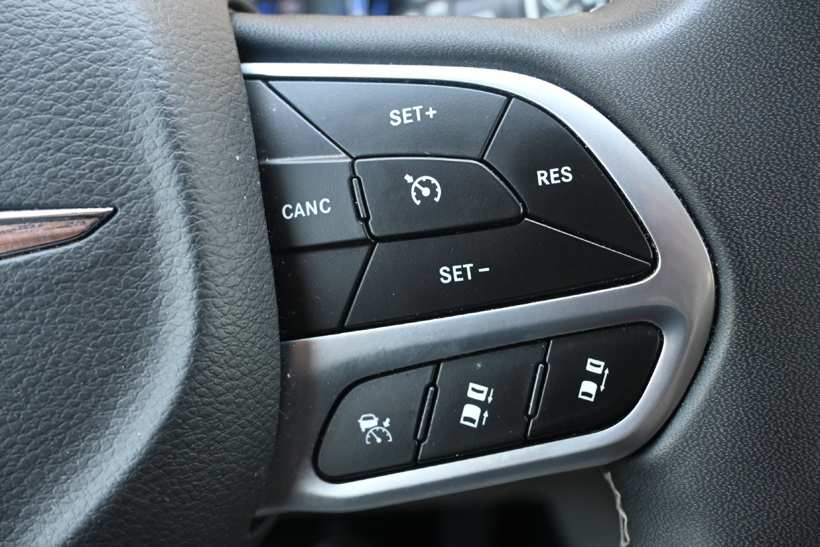 Used 2023 Chrysler Pacifica Touring-L FWD image 12