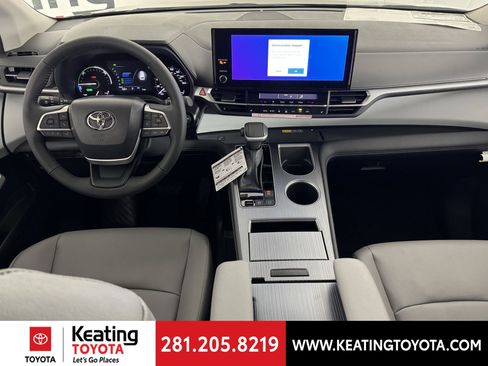 New 2026 Toyota Sienna XLE image 7