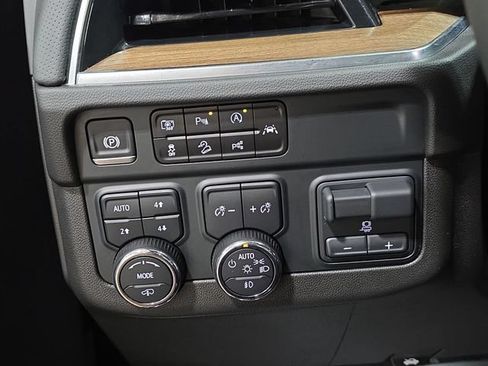 Used 2025 Chevrolet Suburban High Country AWD/4WD image 32